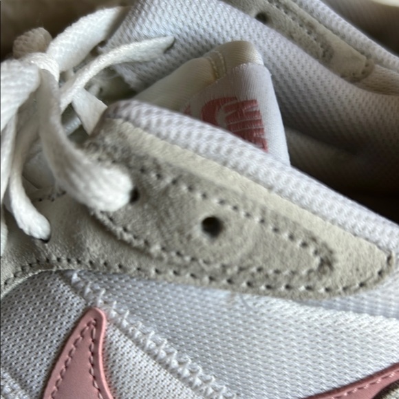 Nike Venture Runner White and Pink Sneakers with Low-Top Design Size 10 - Picture 2 of 12